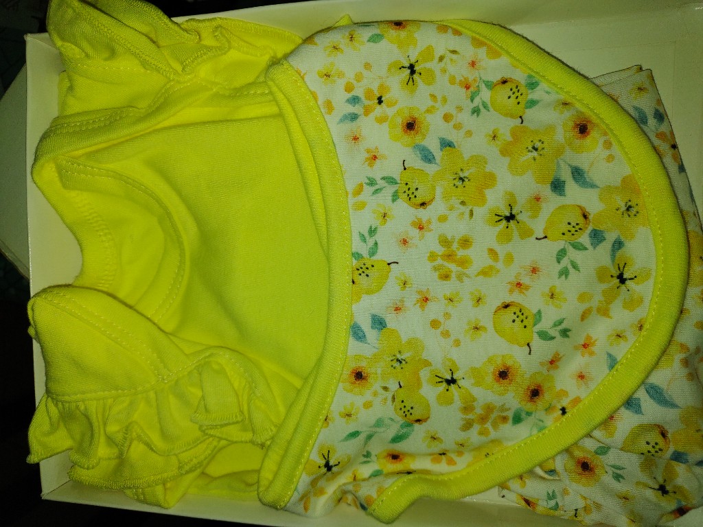 Body amarillo con babero floral