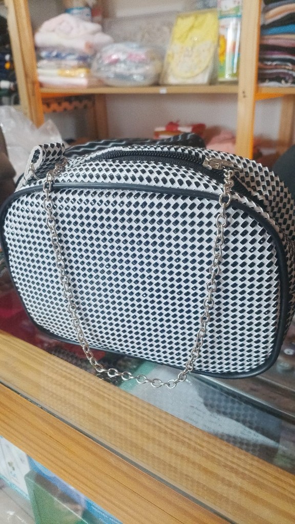 Cartera blanca y negra con cadena