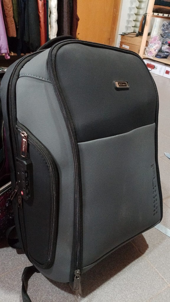 Mochila negra rigida impermeable