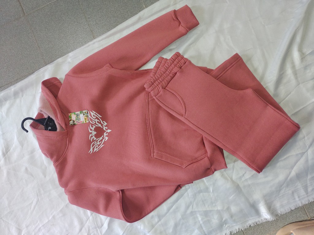 Conjunto buzo rosa con capucha