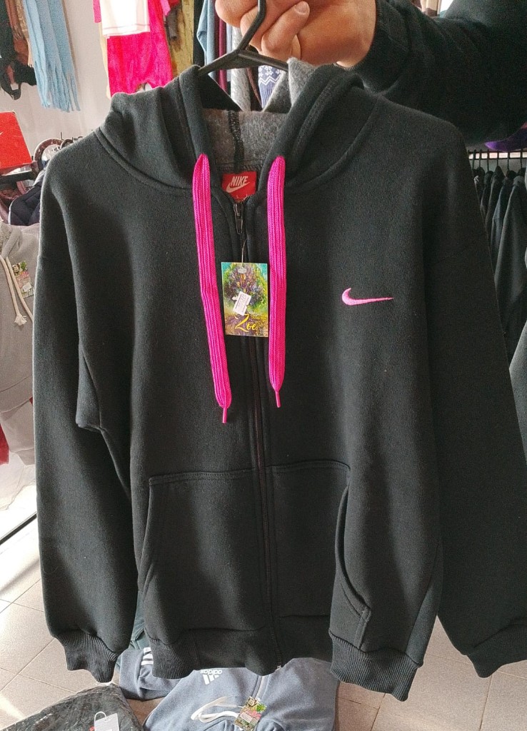 Nike campera negro con capucha