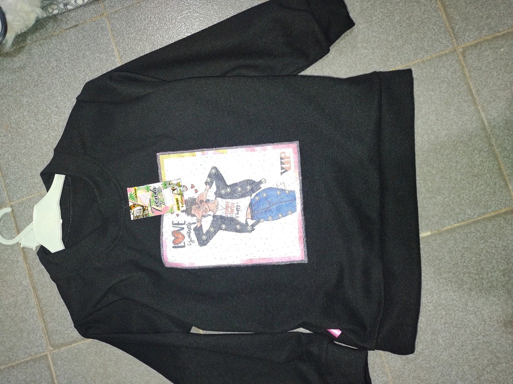 Ticinda buzo negro estampado