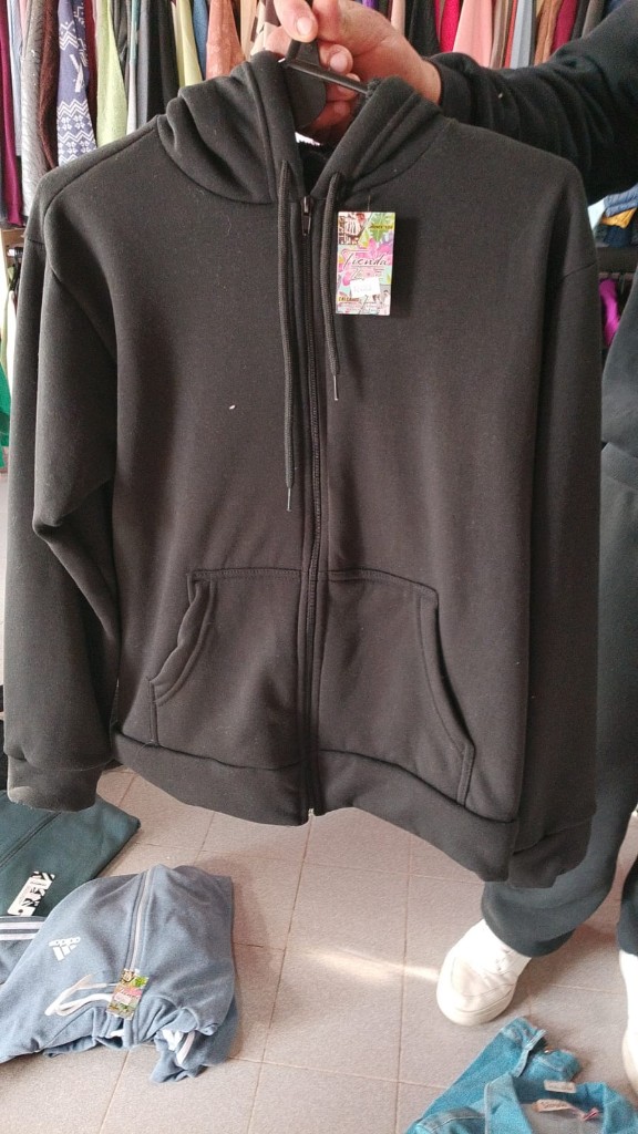 Campera negra con piel
