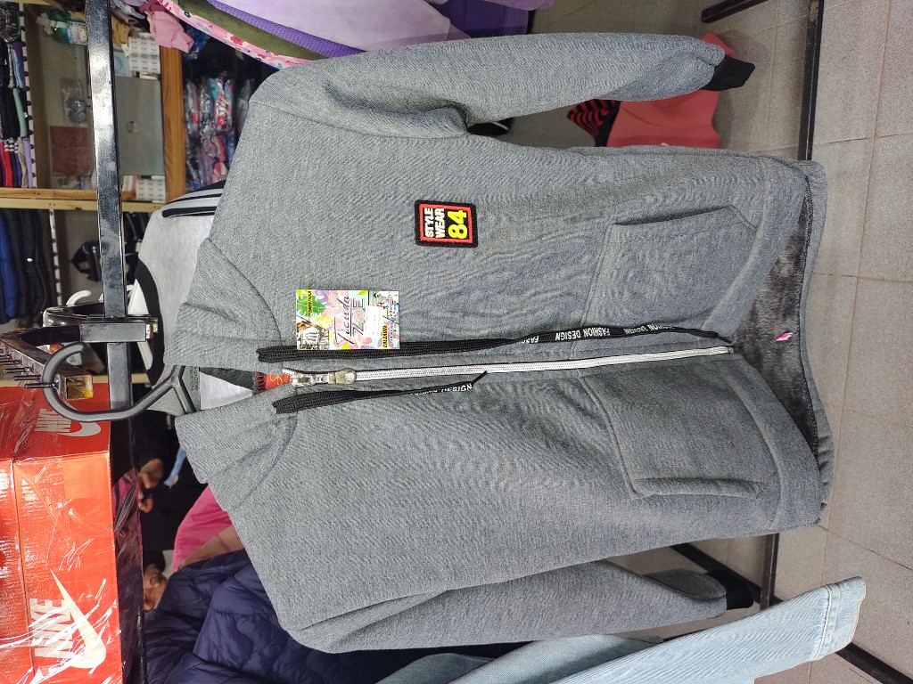 Campera gris con capucha