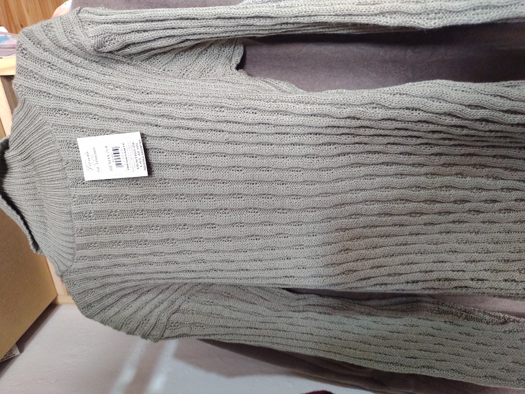 Sweter gris tejido
