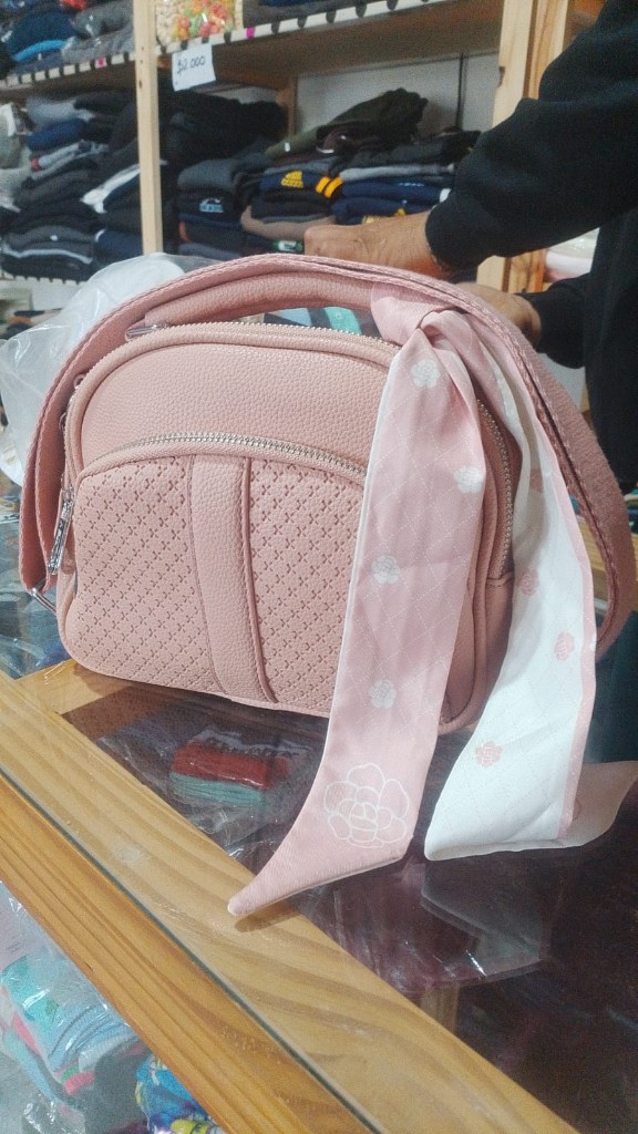 Mochila rosa con pañuelo