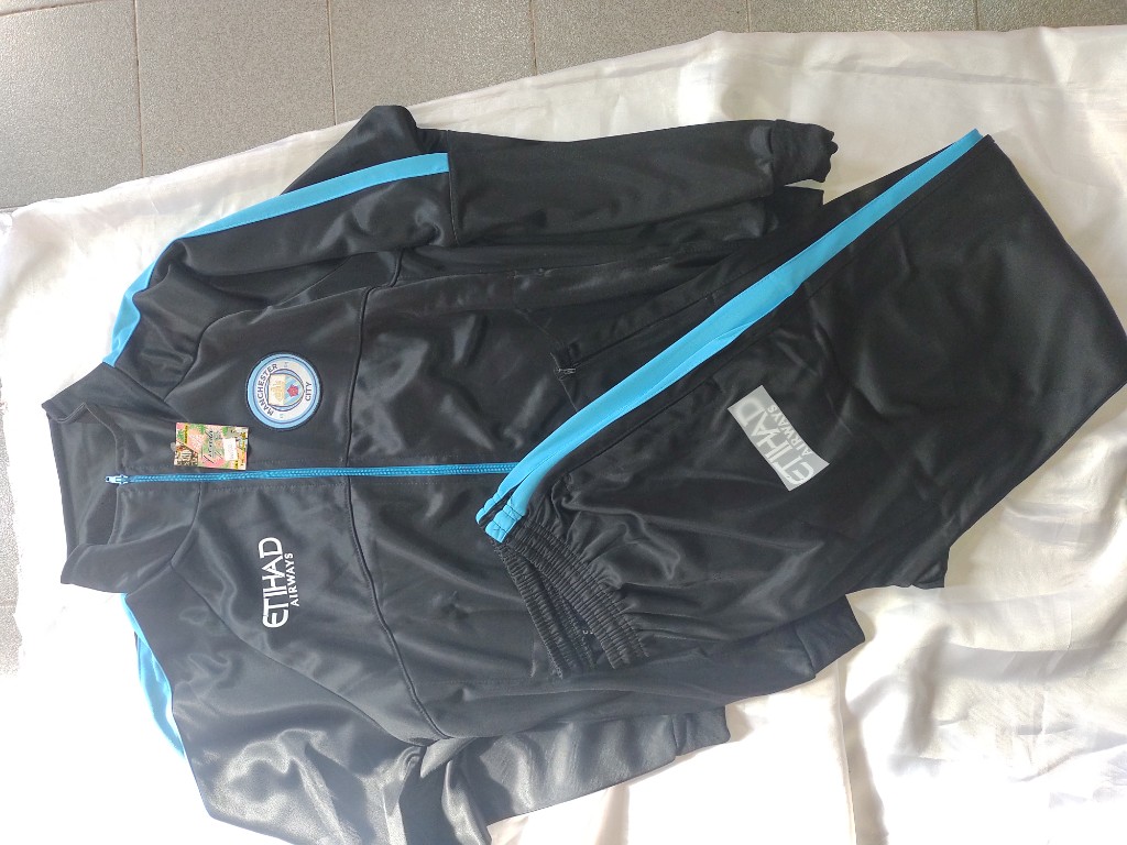 Manchester City conjunto negro y celeste