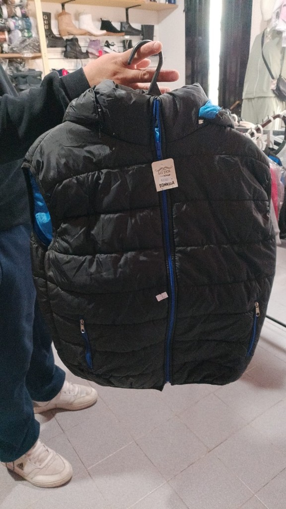 chaleco negro y azul