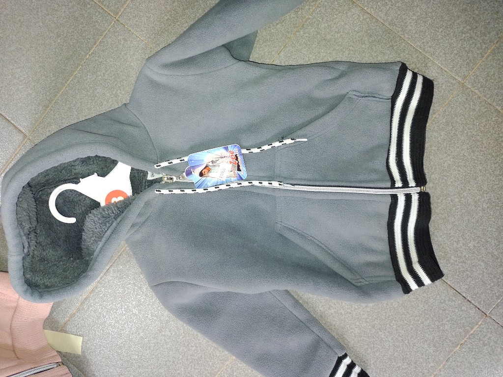 Campera con capucha gris