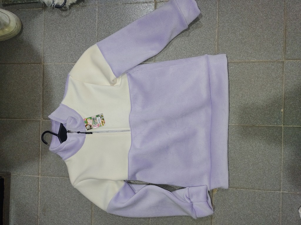 Buzo lila y blanco