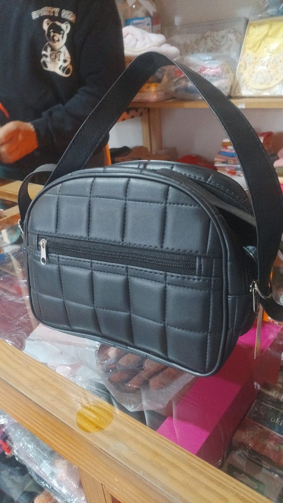 Cartera negra acolchada