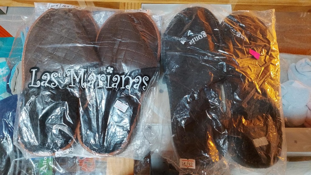 Las Marianas pantuflas negras