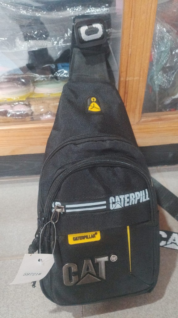 Caterpillar bolso negro cruzado