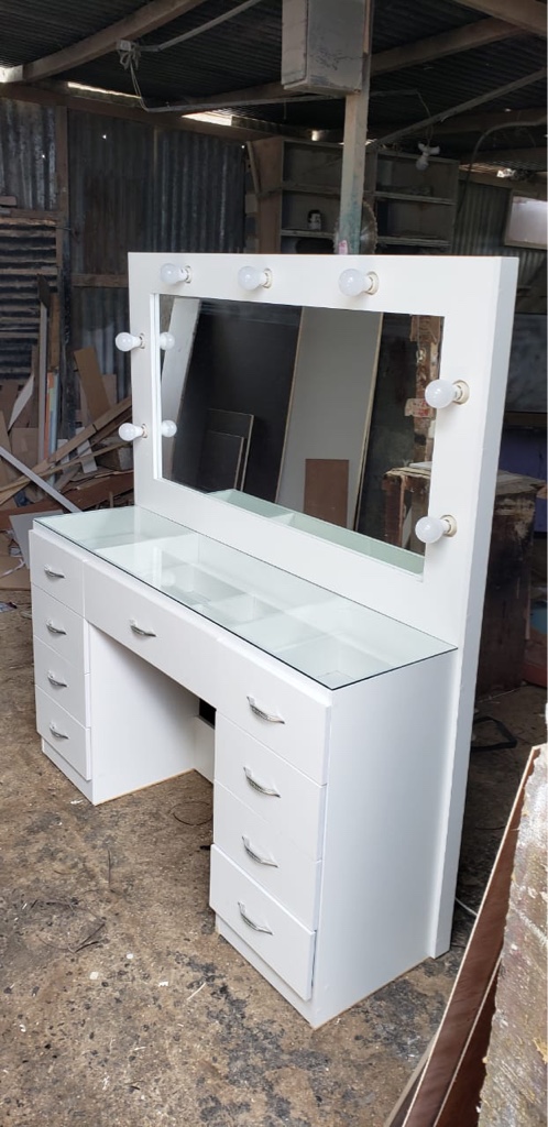 Vanity blanco con espejo
