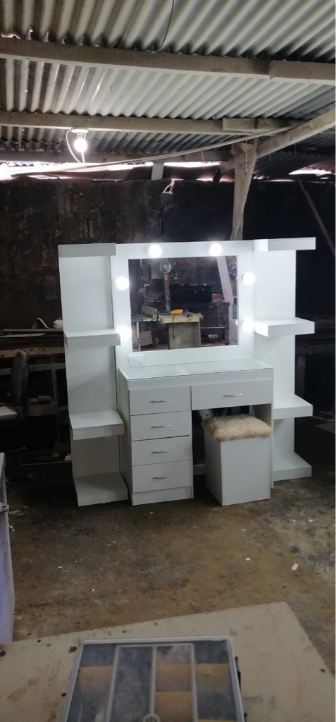 Mueble tocador blanco con espejo
