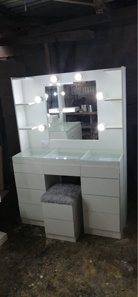 Vanity blanco con espejo para luces