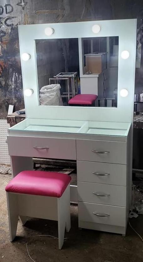 Vanity blanco de 5 gavetas
