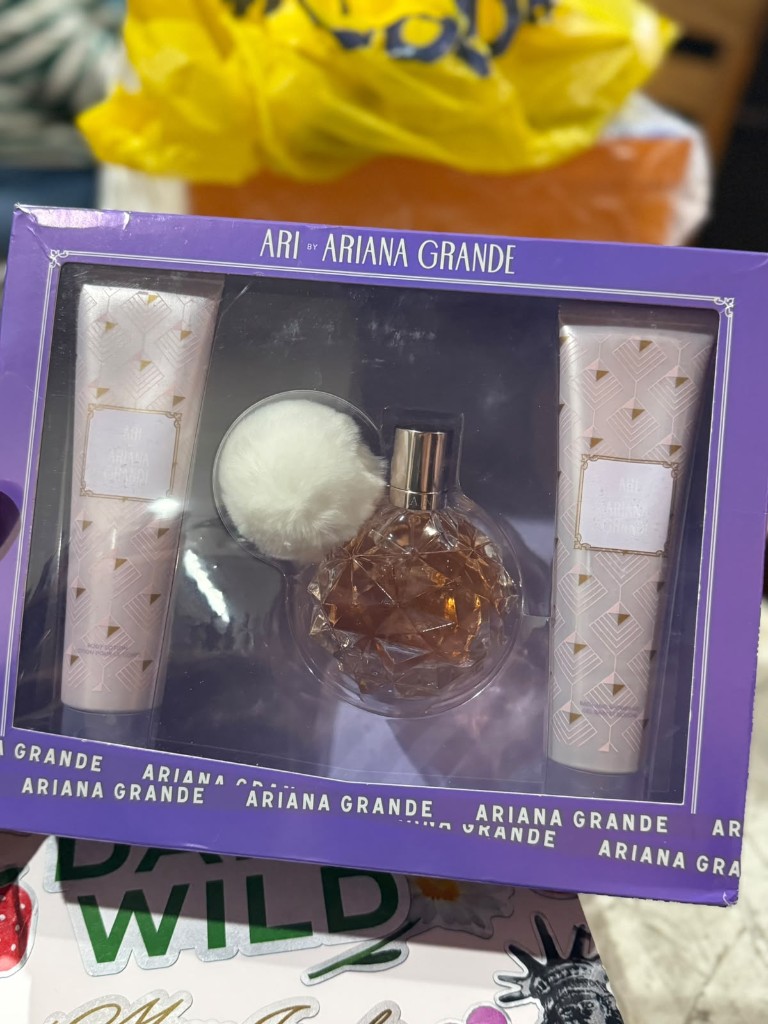 Ari by Ariana Grande set