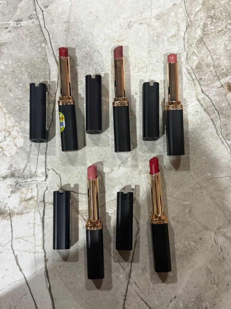 Labial negro y dorado