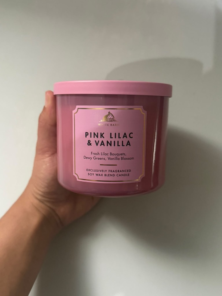 White Barn Pink Lilac & Vanilla vela
