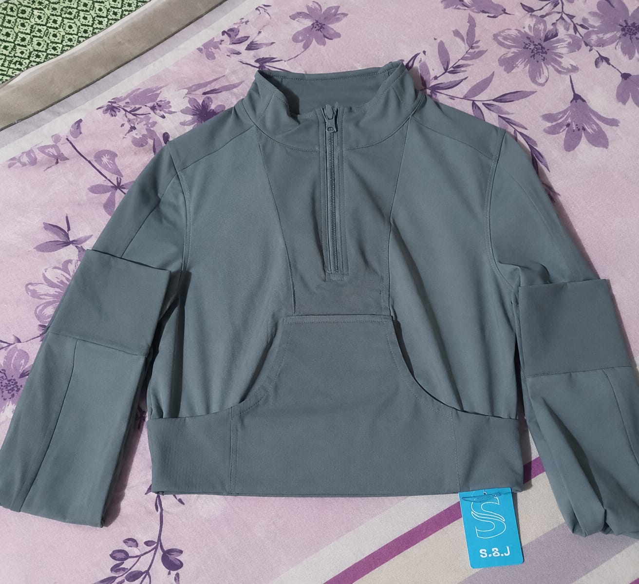 Chaqueta deportiva gris con cierre medio