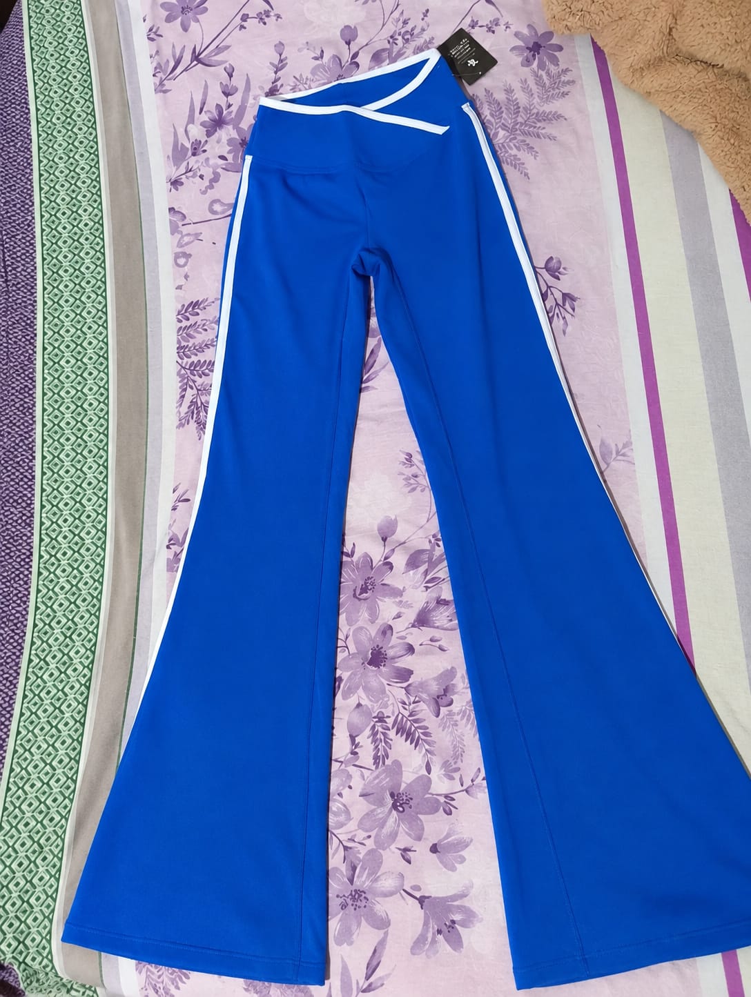 Calza deportivo azul con franjas blancas