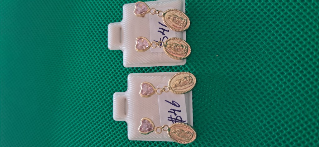 Aretes de oro de 10k corazones y medallas de virgen
