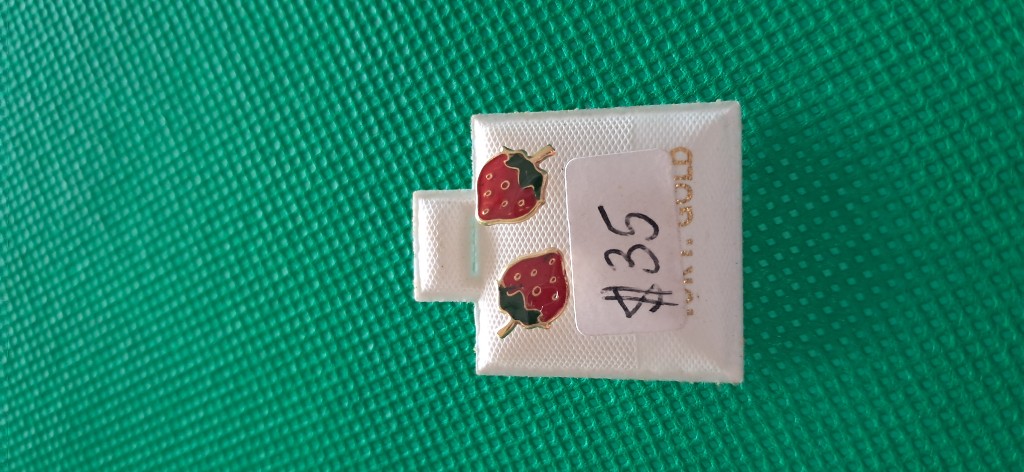 Aretes fresa rojos