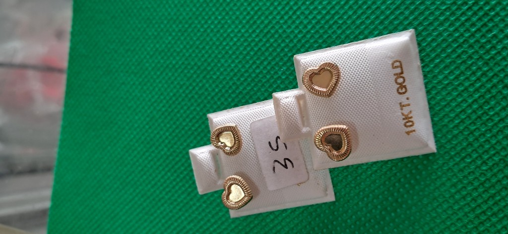 Corazones oro de 10k hechos en El Salvador
