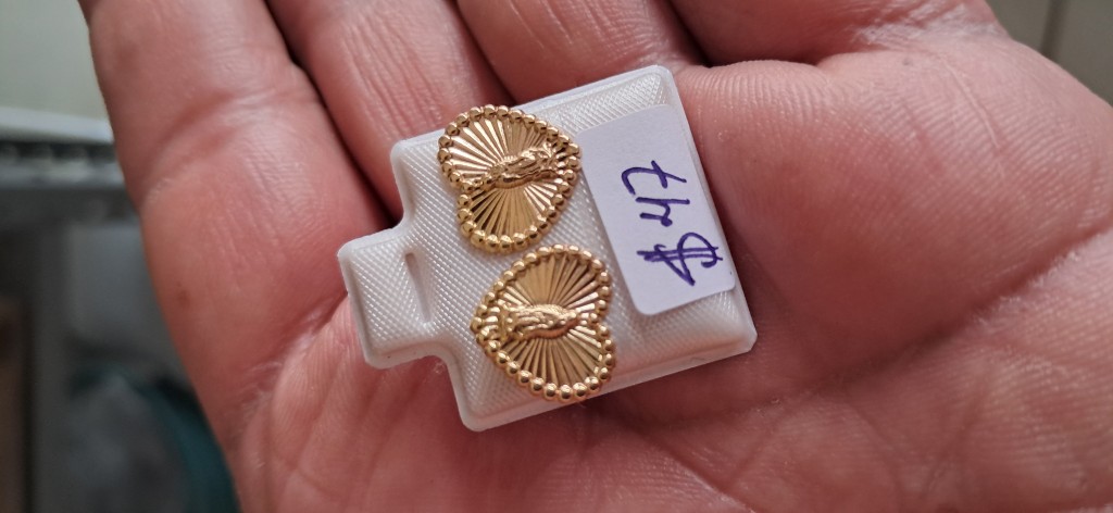 Aritos corazon de oro 10k con virgen al centro miden 11 milímetros