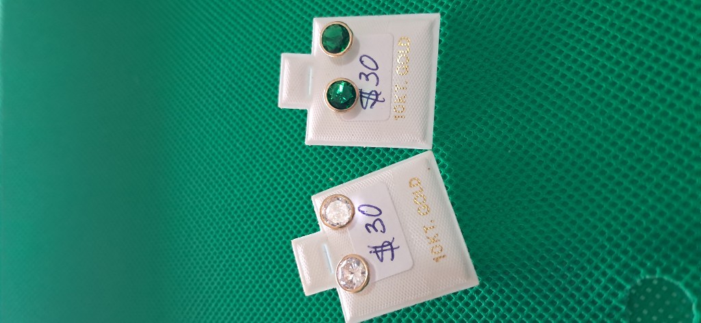 Aretes oro 10K, circon de 6 milímetros en bisel hecho en El Salvador