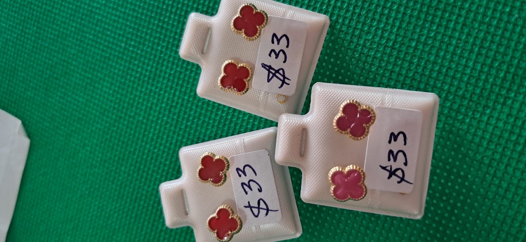Aretes florecita rojos tipo treboles oro de 10k hechos en El Salvador