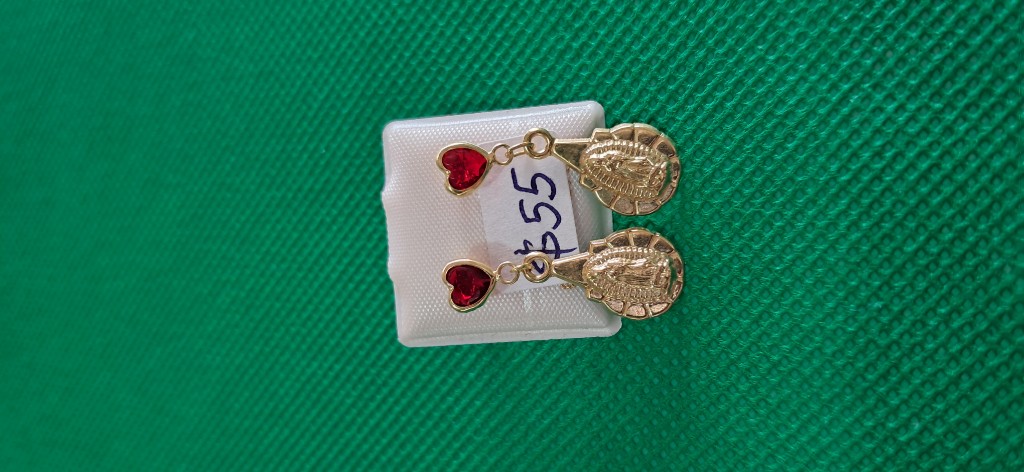 Aretes corazon colgante de virgen modelo 2 en oro de 10k hechos en El Salvador