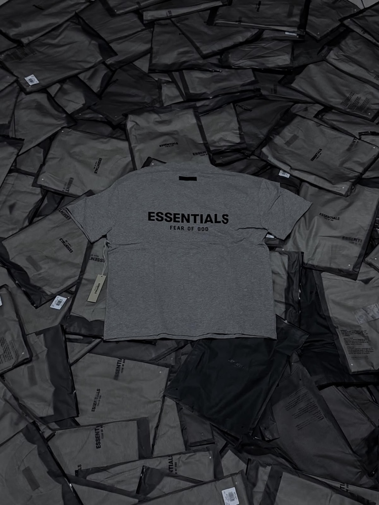 PLAYERA ESSENTIALS GRIS