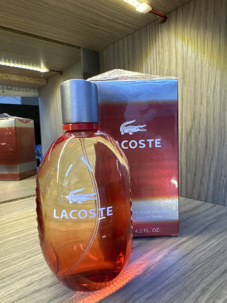 Lacoste red clásica.