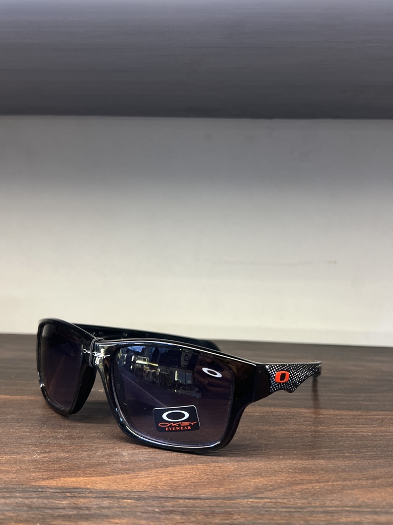 Gafas Oakley texturizada lente oscuro
