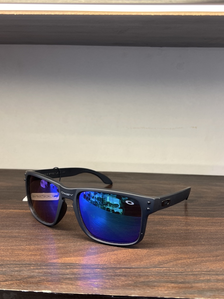 Gafas Oakley negras polarizadas