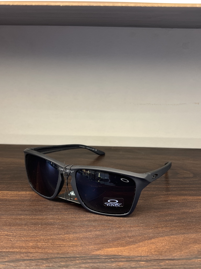 Gafas Oakley rectangular negra
