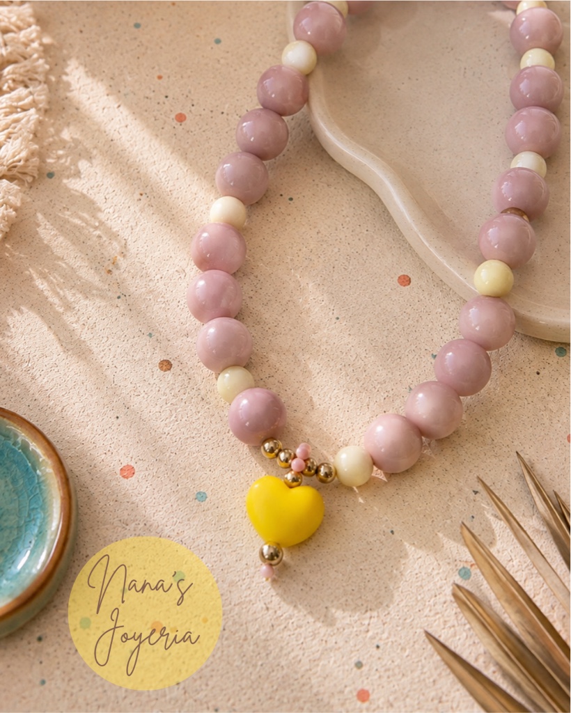 Collar bola de chicle Beige corazón amarillo