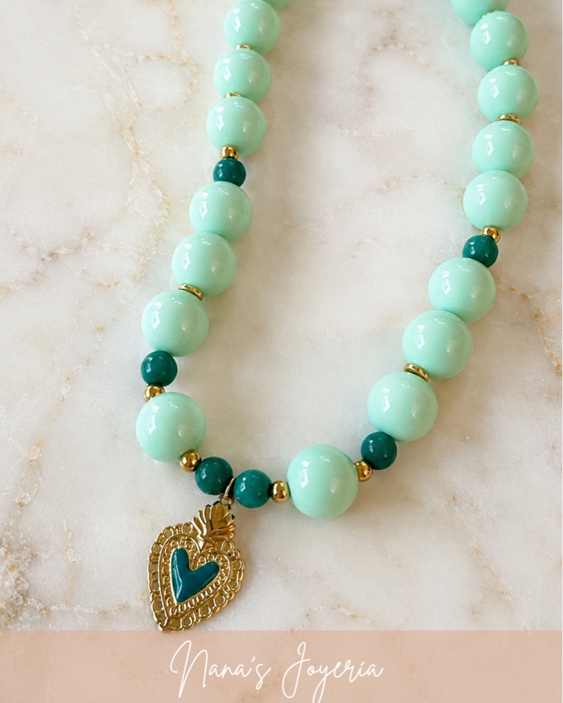 Collar bola de chicle verde con corazón