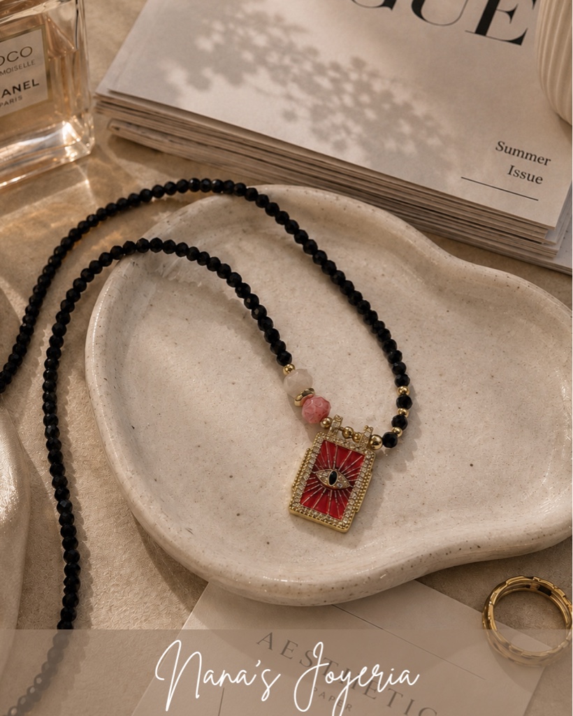 Collar de cristales negros con escapulario de ojo