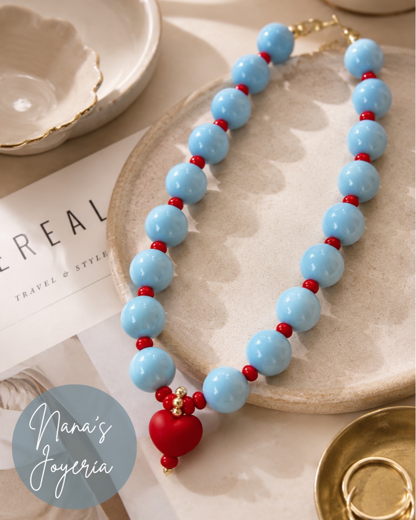 Collar bola de chicle celeste con corazón rojo