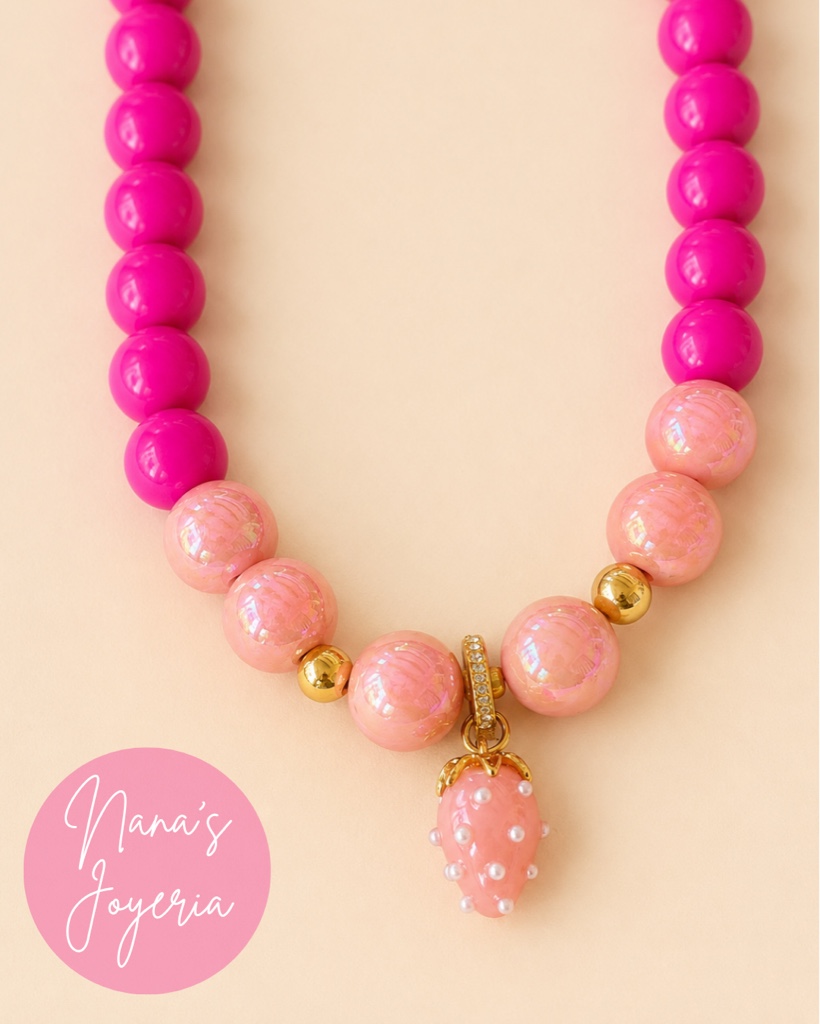 Collar bola de chicle fuscia con dije de fresa