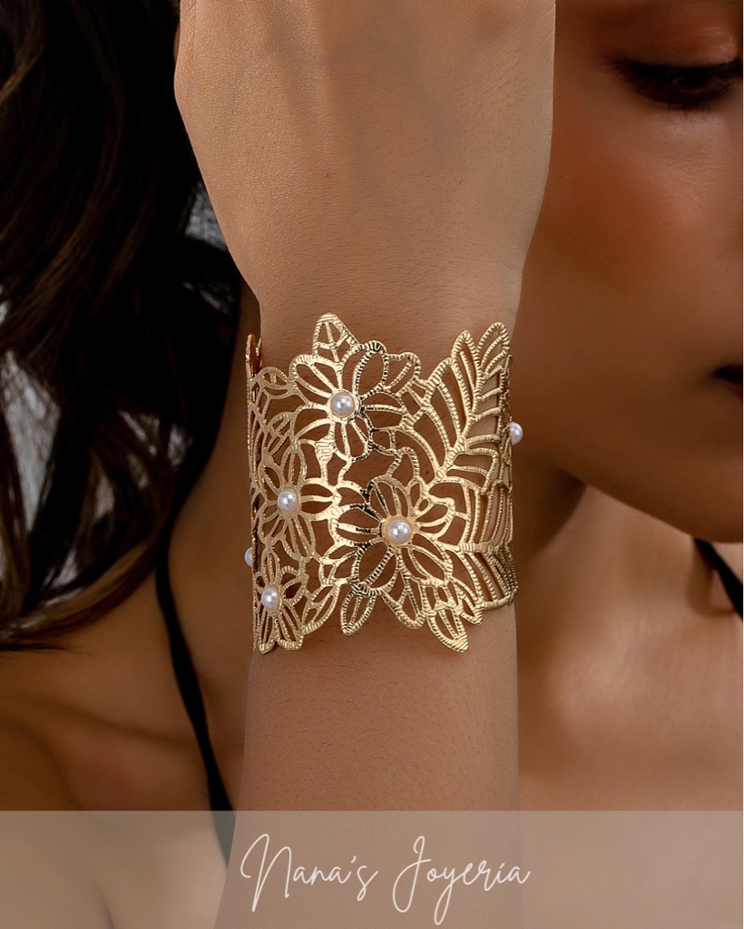 Brazalete dorado con detalles de flores