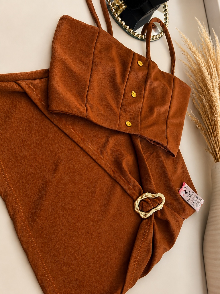 Vestido marrom fivela