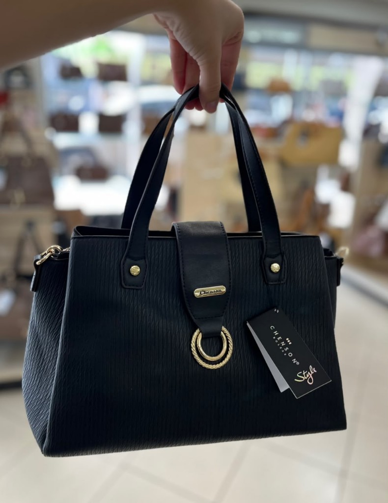 Cartera con diseño dorado