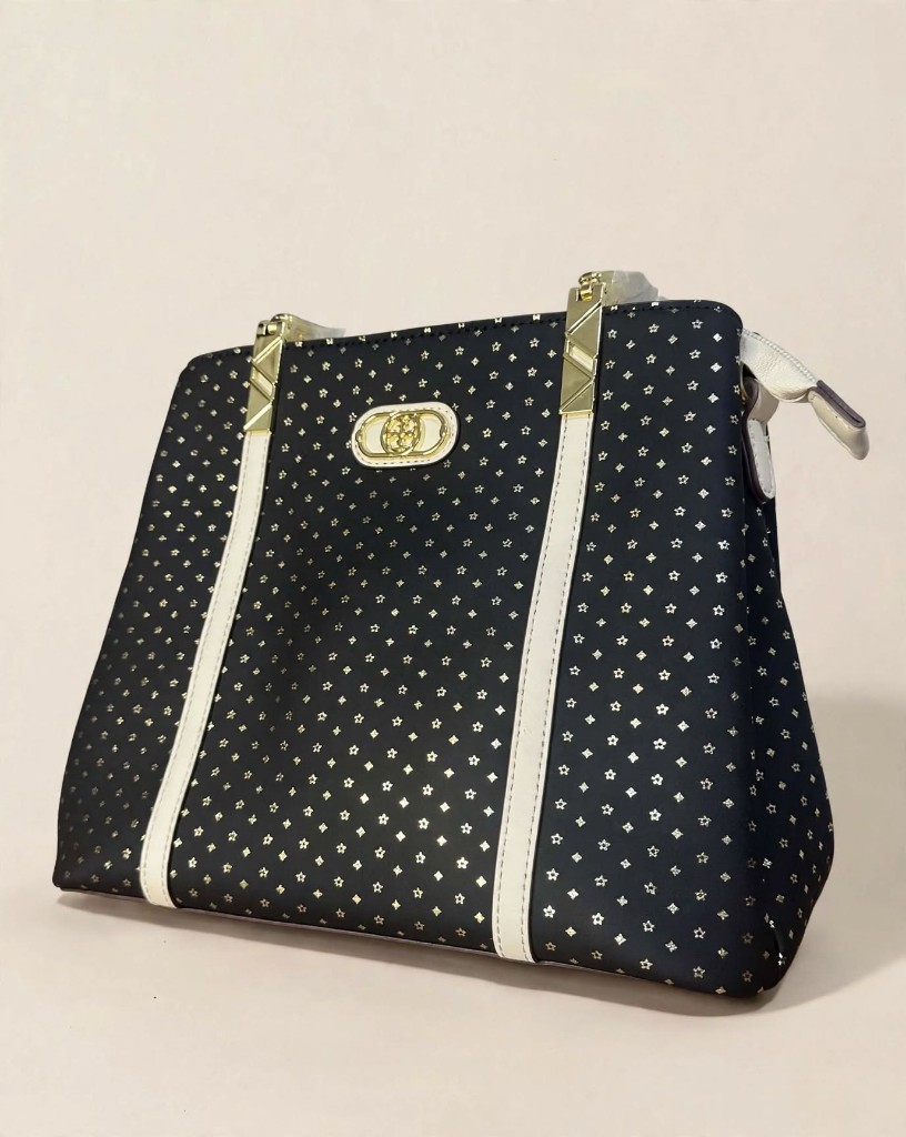 Cartera negra con estrellas doradas