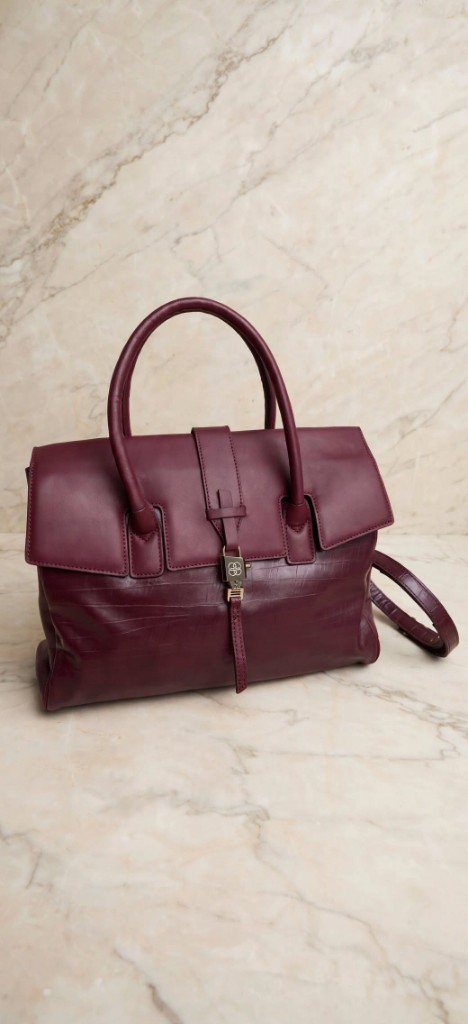 Elegante cartera color vino