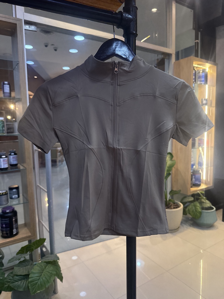 Remera gris cierre