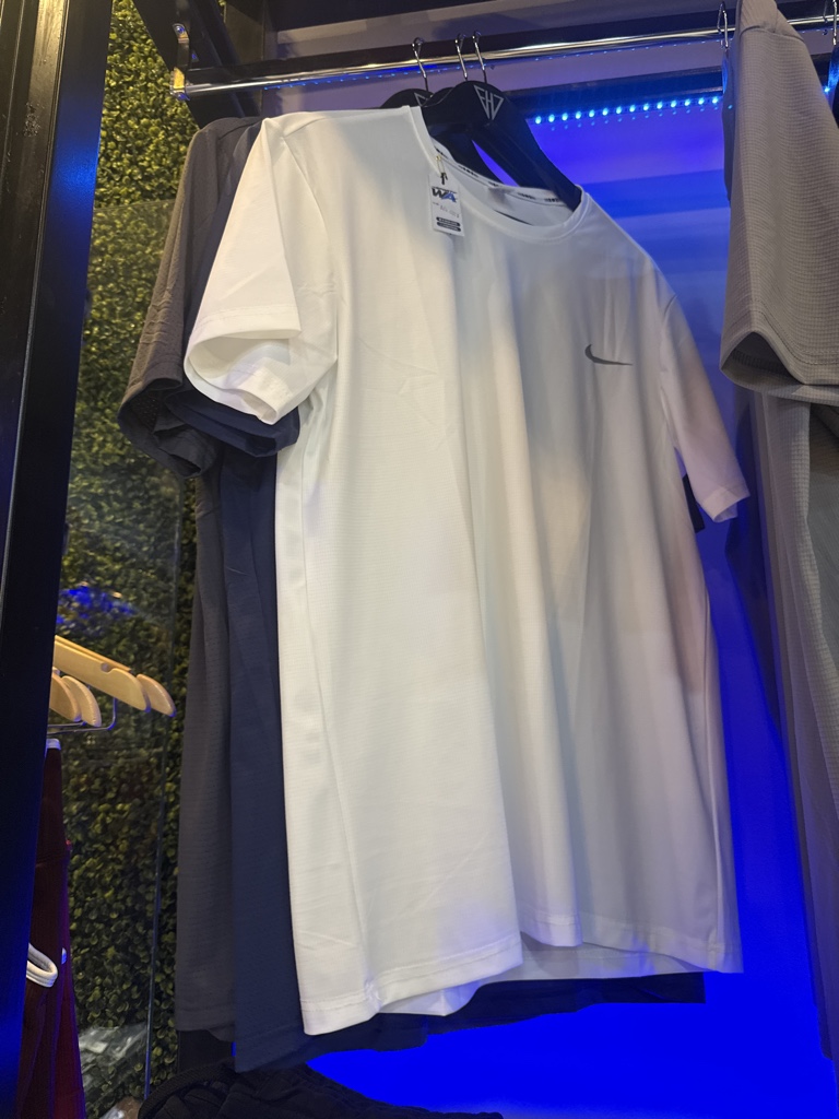 remera blanca tipo nike